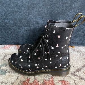 Dr. Martens 1460 Pascal Hearts Lace-Up size 6 only worn a couple times!